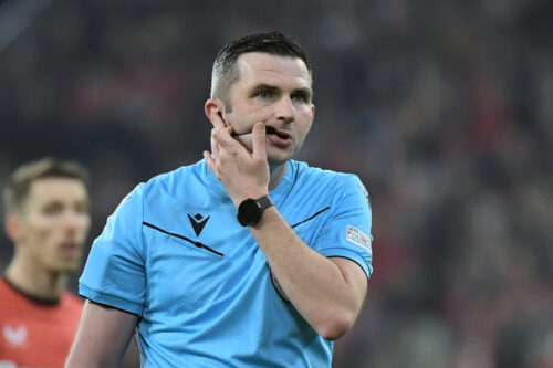 40-årige Michael Oliver må ikke dømme to klubber.