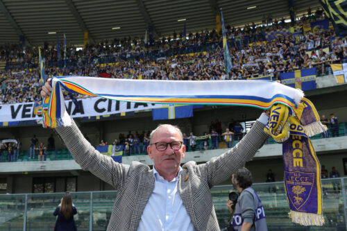 Preben Elkjær er en vældig populær herre i Verona, og derfor sikrer han sig flere hundrede stemmer til kommunalvalget i byen.