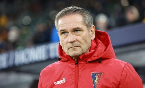 Thomas Thomasberg står i spidsen for den polske klub Pogoń, hvor der er kommet grus i maskineriet på det seneste. Nu reagerer han.