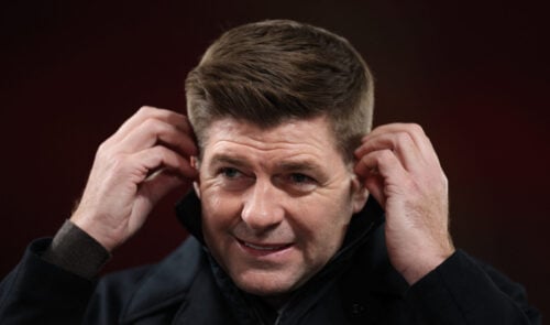 Liverpools cheftræner i form af Arne Slot er på dybt vand i den kriseramte storklub, hvorfor rygterne nu svirrer om en Steven Gerrard-retur.