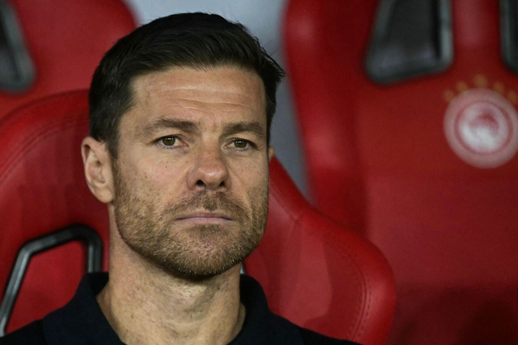 Smilet er stivnet hos Xabi Alonso, som er havnet i problemer hos Real Madrid. Foto: Angelos Tzortzinis / AFP