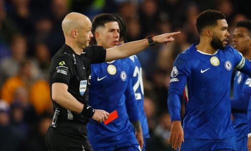 Søndagens intense topkamp mellem Chelsea og Arsenal fik dommer Anthony Taylor til at gøre brug af teknologien VAR.