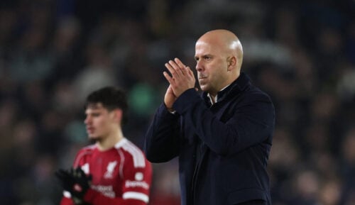 Arne Slot hænger i en tynd tråd i Liverpool, hvor krisen nu er så dyb, at en fyring af cheftræneren fremstår stadig mere sandsynlig.