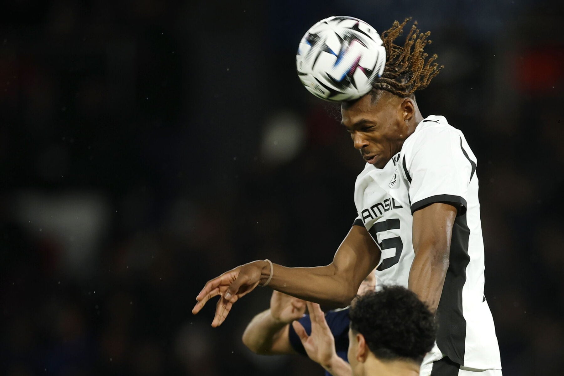 Jeremy Jacquet er i stand til at overholde sine defensive forpligtelser. Foto: EPA/YOAN VALAT