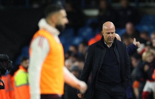 Arne Slot læner sig op af en fyring.