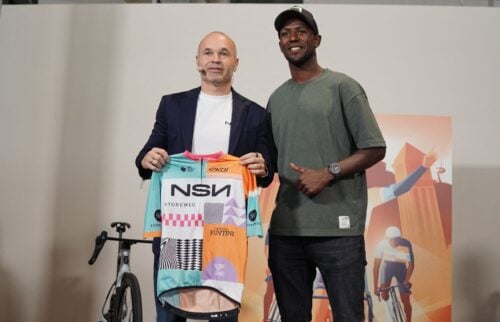 Andres Iniesta står bag cykelhold.