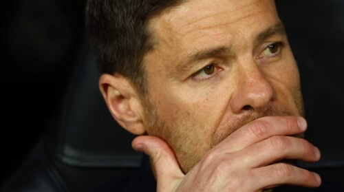 Xabi Alonso er på vippen til at få sparket i Real Madrid, hvor presset omkring hans position vokser dag for dag.