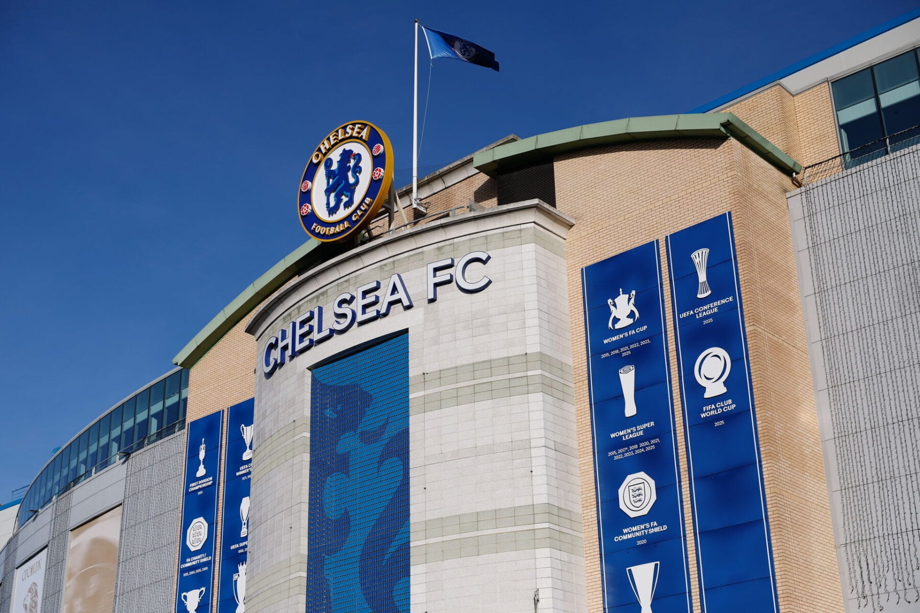 Sådan har Chelseas hjemmebane set ud i umindelige tider. For en kort periode stopper det snart. Foto: EPA/DAVID CLIFF