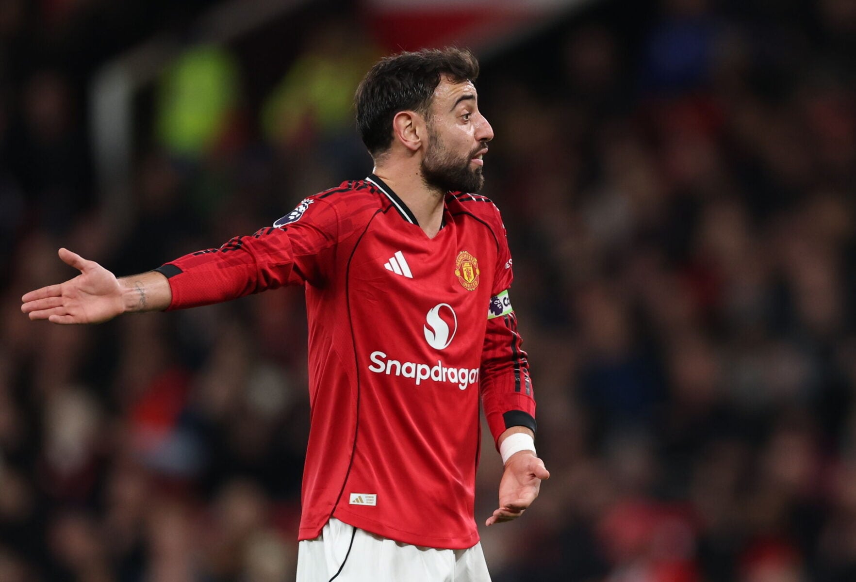 Bruno Fernandes peger på Manchester Citys Bernardo Silva som den mest irriterende i hele Premier League. Foto: EPA/ADAM VAUGHAN