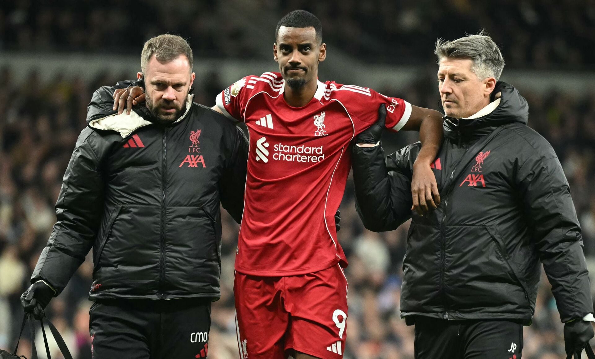 Alexander Isak måtte hjælpes fra banen i Liverpools 2-1-sejr over Tottenham lørdag. Foto: JUSTIN TALLIS / AFP
