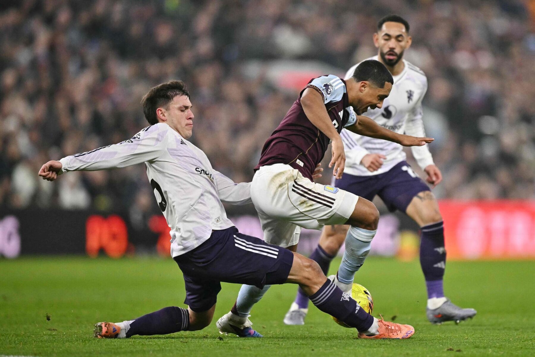En af de få aktioner i kampen, som Manuel Ugarte lykkedes med. Foto: Ben STANSALL / AFP