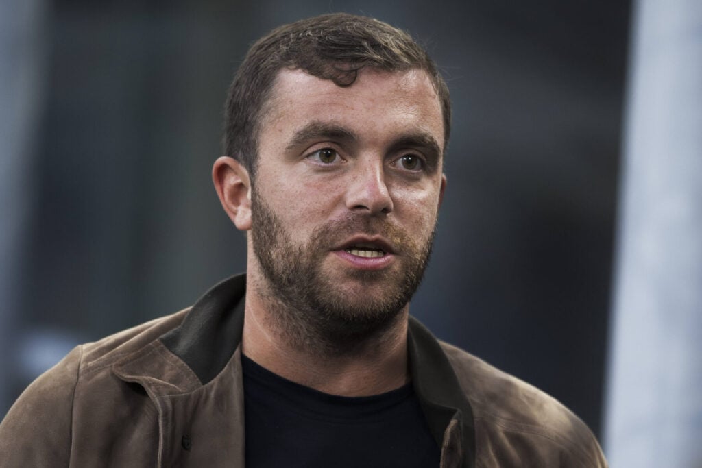 Fabrizio Romano fortæller nu, at der er en ny angriber på vej til Manchester United.