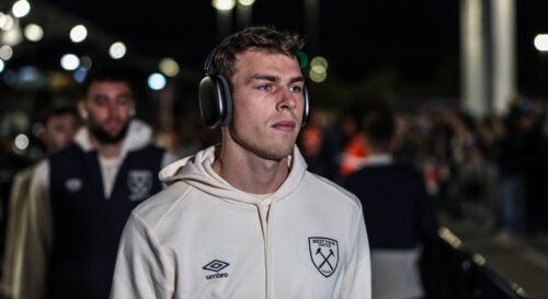 Målmandsduellen i West Ham tipper tydeligt imod Mads Hermansen, hvor danskeren ikke får meget spilletid. Nu høster han stor ros.