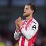 Danske Mathias Jensen startede inde for Brentford, der onsdag aften var på en svær udebanemission mod Arsenal på Emirates Stadium.