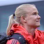 33-årige Pernille Harder løber igen med en stor hæder. Bayern München-spilleren har vundet prisen som Årets Fodboldspiller 2025.