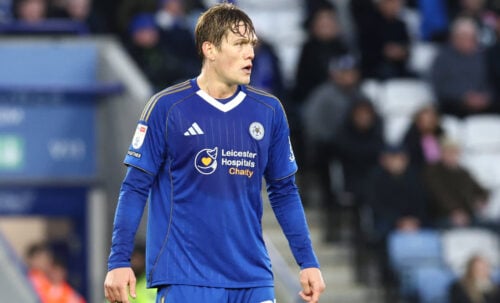 Jannik Vestergaard frister en tilværelse i den næstbedste engelske række sammen med Leicester. Nu løber han med overskrifterne.