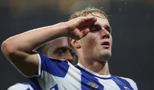 Victor Froholdt har taget hele fodbolddanmark med storm i 2025. Nu kan FC Portos guldfugl glæde sig over en kæmpe pris.