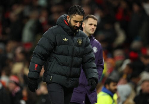 Manchester United leder med lys og lygte efter en ny cheftræner efter fyringen af Rúben Amorim. Nu kan han præsenteres om to dage.