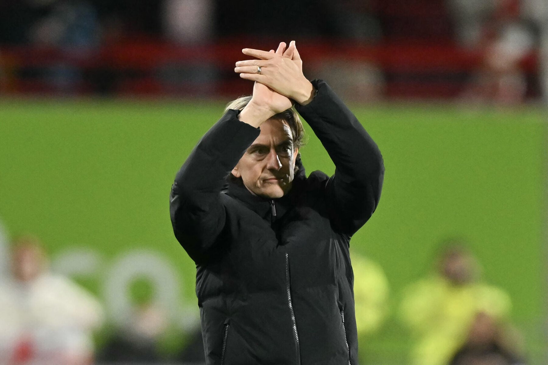 Thomas Frank blev mødt af stående ovationer - som blev besvaret på samme vis. Foto: Glyn KIRK / AFP