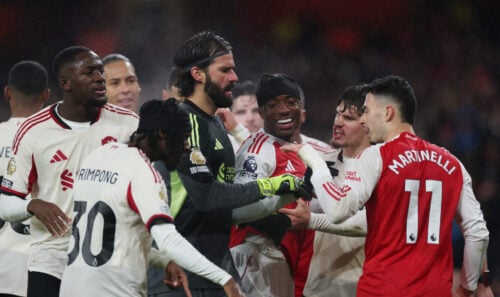 Arsenal spillede til par med Liverpool torsdag aften i det nordlige London. Her stjal en spiller opmærksomheden med en skandaløs opførsel.