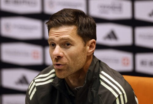 Xabi Alonso er ledig på markedet.