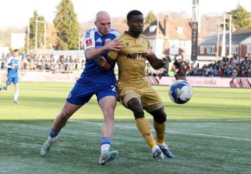 Crystal Palace står over for et svært valg, hvor kaptajnen Marc Guéhi kan blive solgt allerede i januar. Nu får Liverpool et boost.