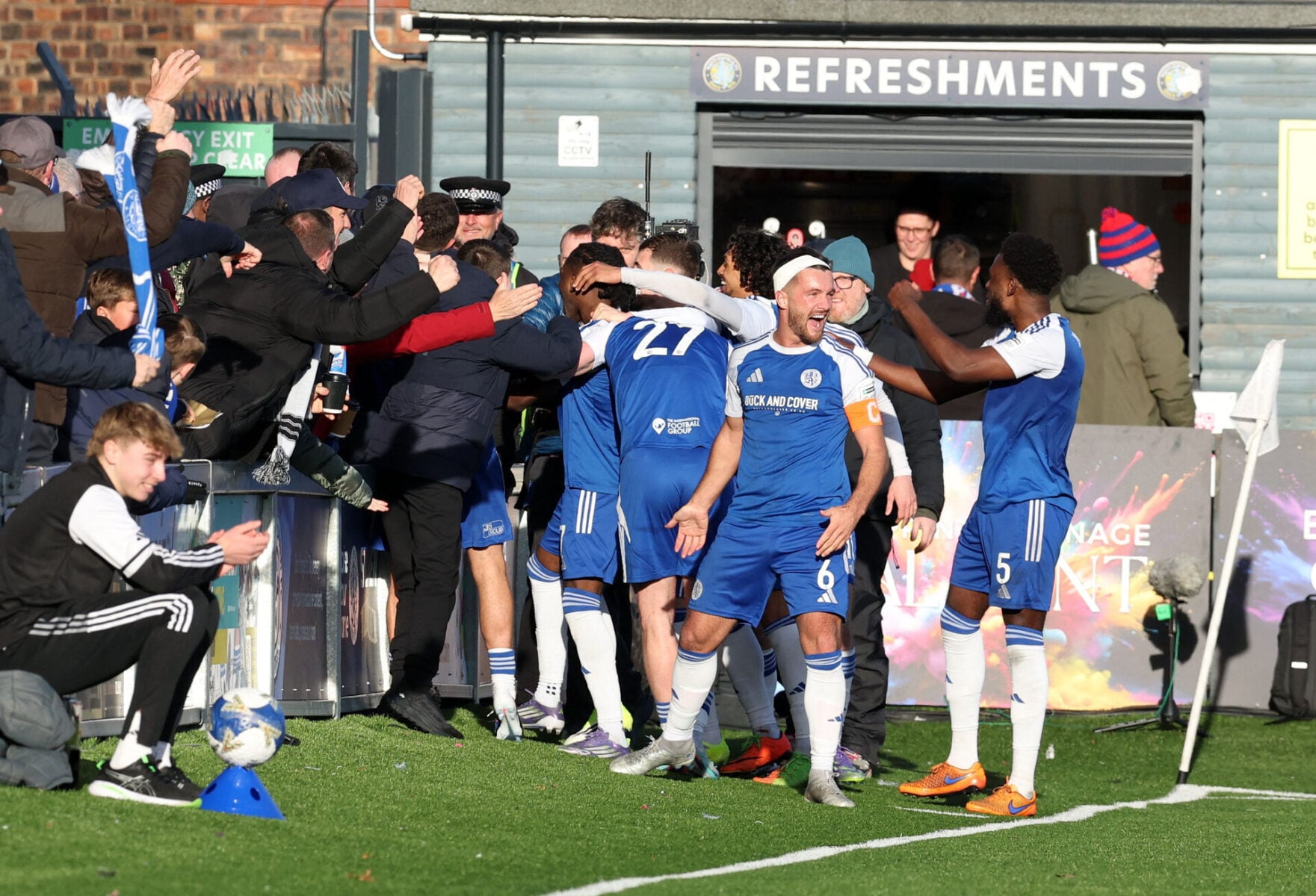 Macclesfield er videre til tredje runde i FA Cup, som der trækkes lod til mandag. Foto: REUTERS/Chris Radburn