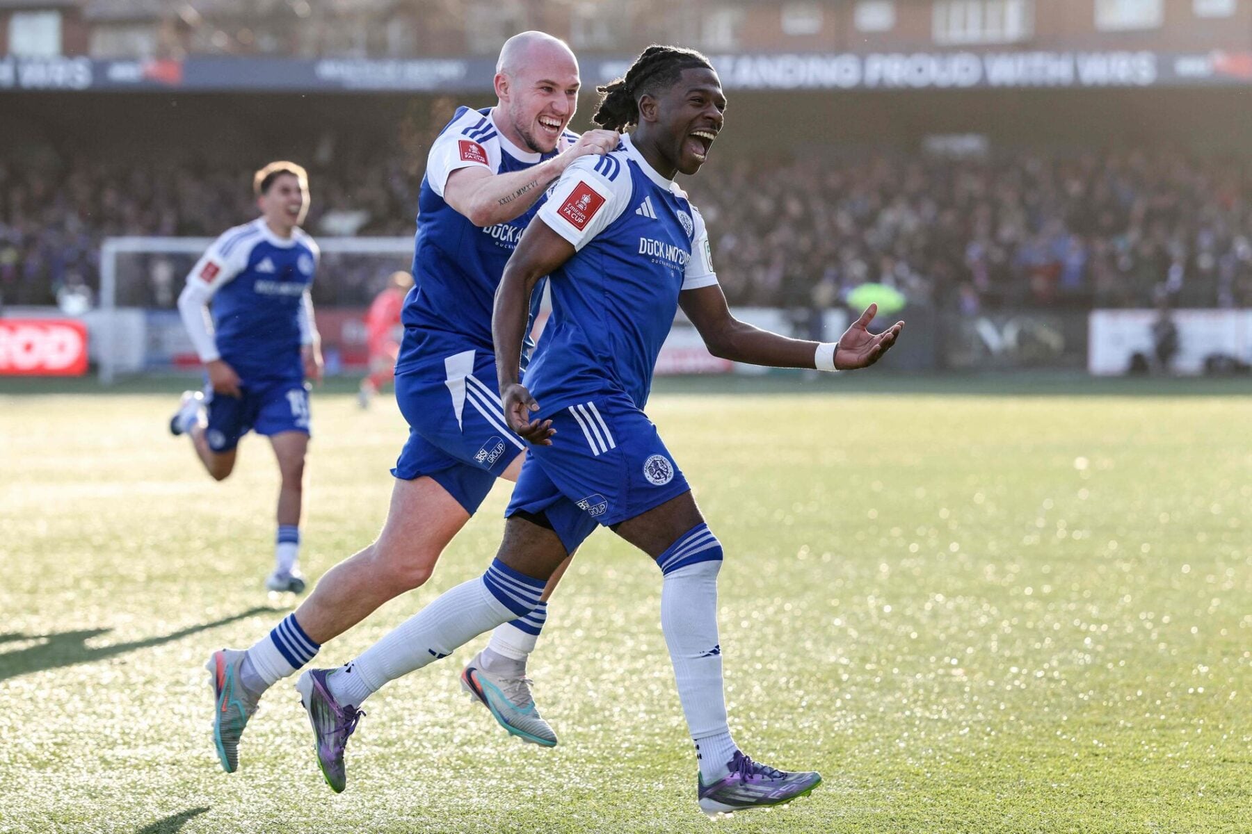 Isaac Buckley-Ricketts jubler efter Macclesfields andet mål denne lørdag. Foto: Darren Staples / AFP