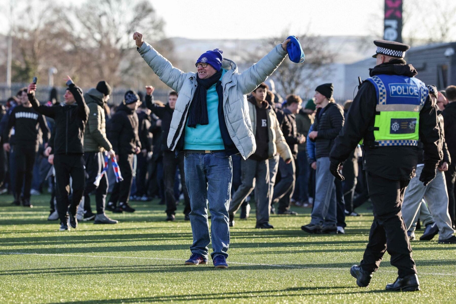 Resultatet er utvivlsomt det største i Macclesfields historie. Her er politiet på banen for at kalde til orden. Foto: Darren Staples / AFP