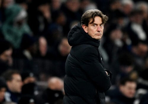 Tottenham har indkaldt til krisemøde denne søndag, hvor Thomas Frank er i overhængende fare for at blive fyret øjeblikkeligt.