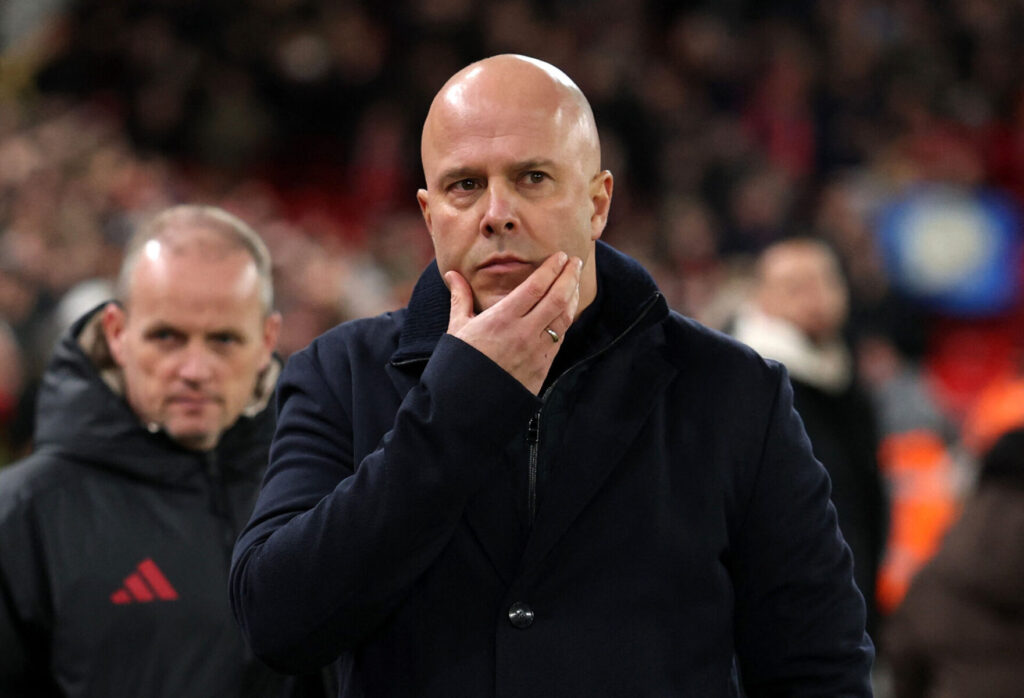 Arne Slot og Liverpool har sat jagten ind.