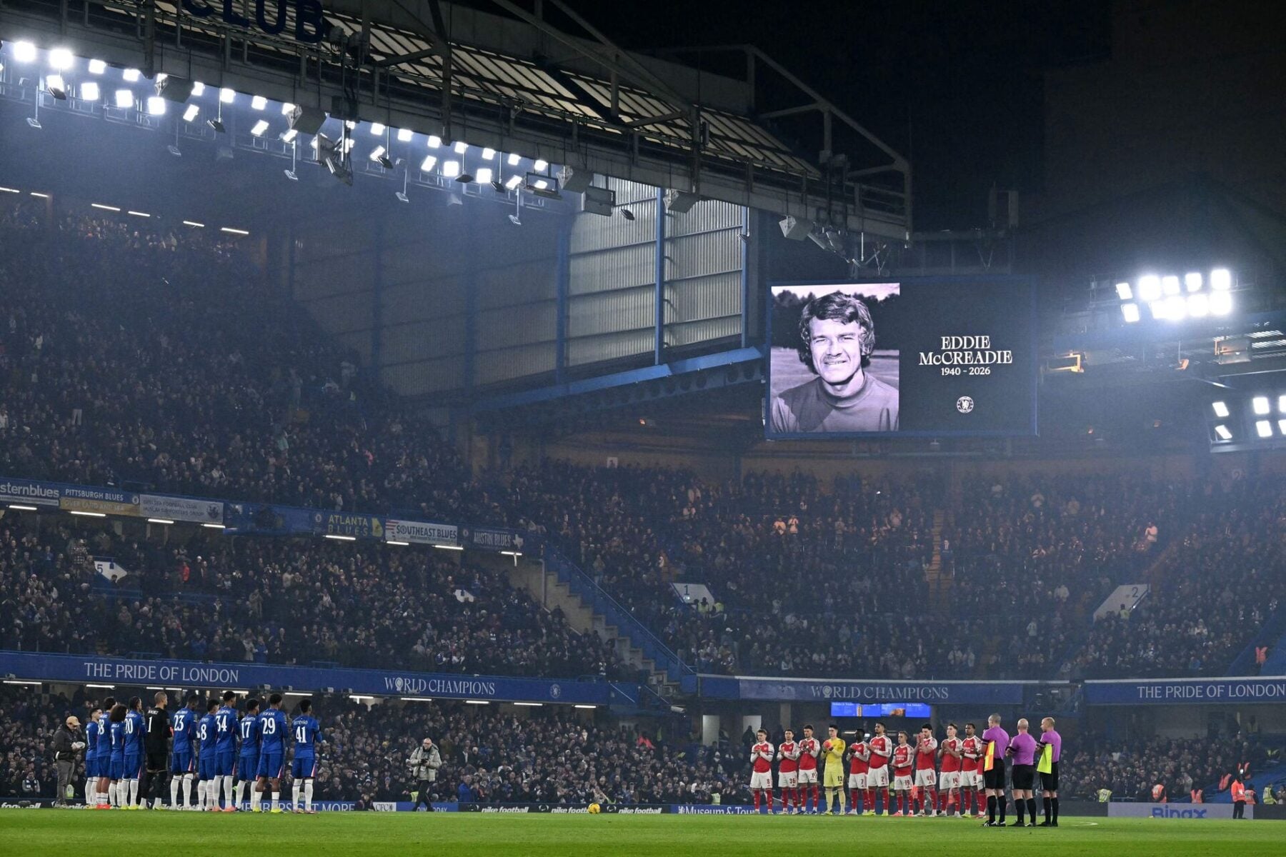 Onsdag aften forud for semifinaleopgøret i Carabao Cuppen mellem Chelsea og Arsenal blev Eddie McCreadie mindet med ét minuts stilhed. Foto: Ben STANSALL / AFP