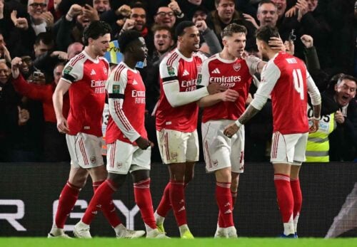 Højtflyvende Arsenal tog et vigtigt stik onsdag aften i Carabao Cup-regi, da de slog Chelsea på udebane med 3-2 i det første semifinaleopgør.