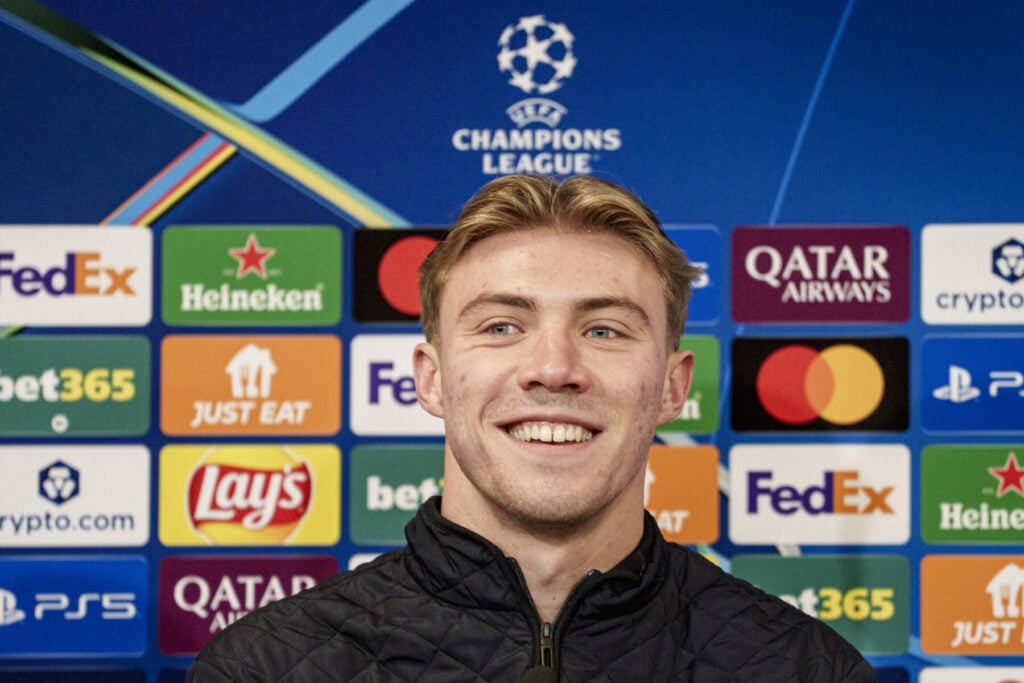 Rasmus Højlund er tilbage på dansk græs.