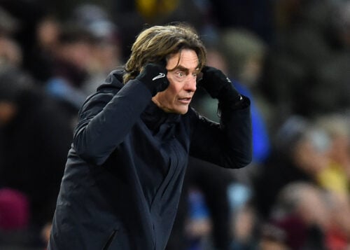 Alarmklokkerne ringer i Tottenham, hvor Thomas Frank er under massiv pres. Nu kan en pensionist være på vej til at overtage styrepinden.