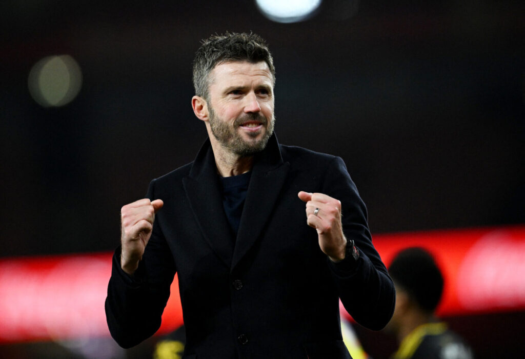 Michael Carrick og Manchester United forsøger at slå Arsenal.