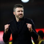 Michael Carrick og Manchester United forsøger at slå Arsenal.