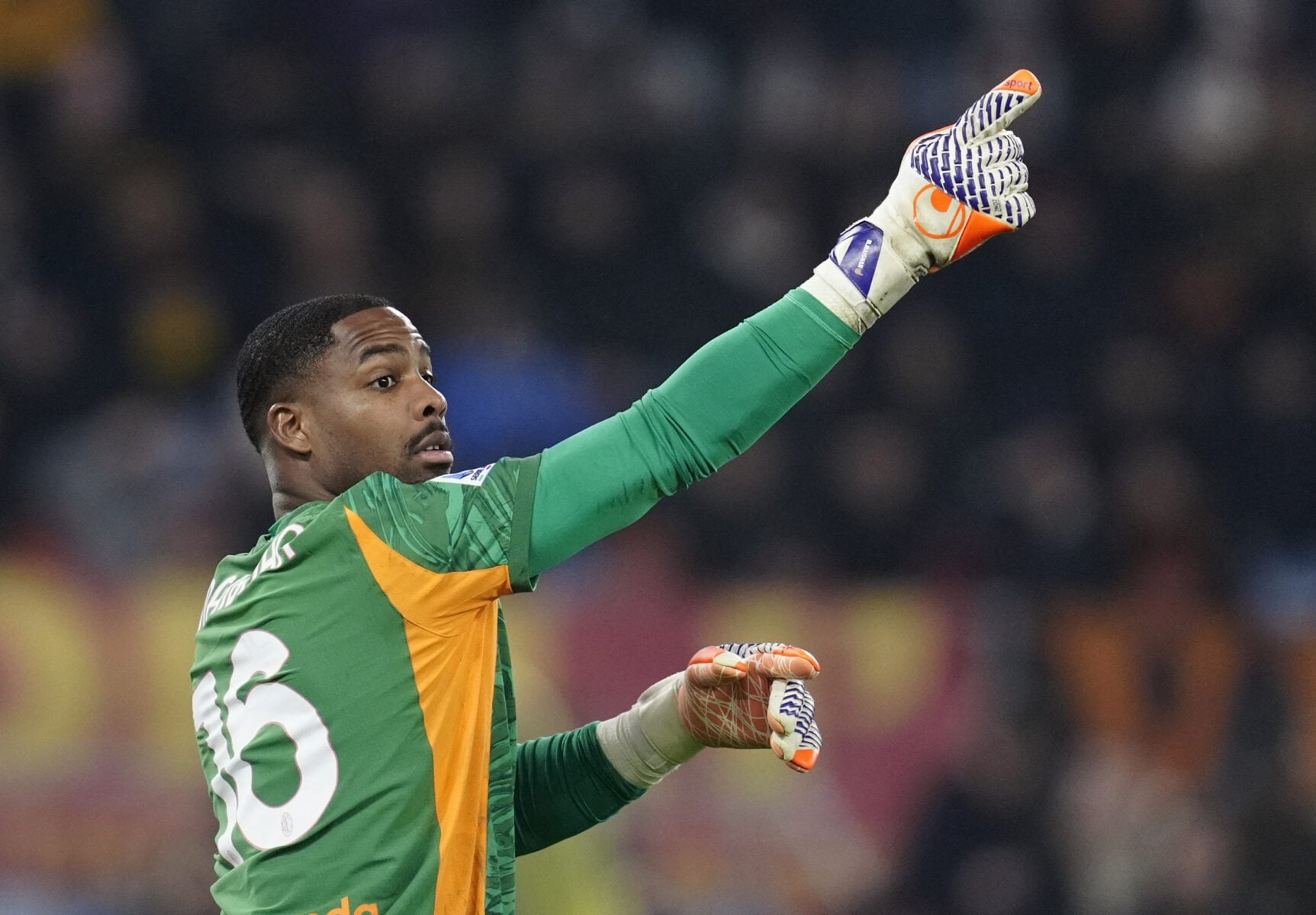 Mike Maignan forlænger kontrakten.