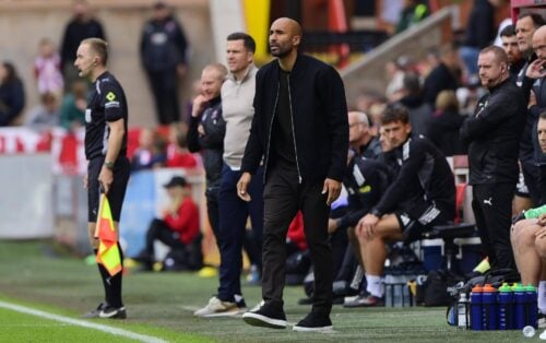 En cheftræner i engelsk fodbold er blevet fyret med øjeblikkelig virkning. Det bekræfter klubben på sin hjemmeside.