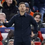 Xabi Alonso er færdig i Real Madrid, der mandag aften har fyret spanieren. Nu er han den logiske trænerløsning i Liverpool.