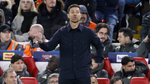 Xabi Alonso er færdig i Real Madrid, der mandag aften har fyret spanieren. Nu er han den logiske trænerløsning i Liverpool.