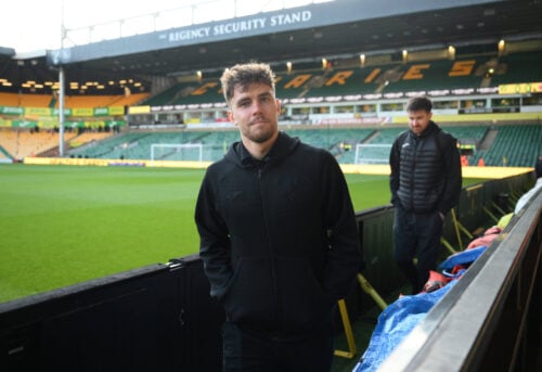 Det har været en turbulent periode for Mathias Kvistgaarden i Norwich, men nu er der lys for enden af tunnelen for danskeren.