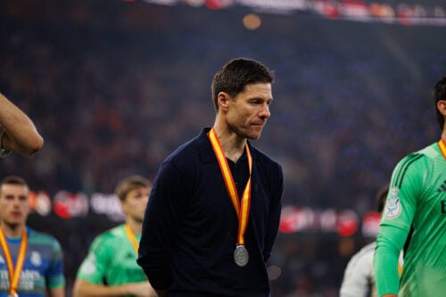 Relationen mellem Xabi Alonso og Real Madrid er nu endegyldig slut. Nu sender et vildt rygte den spanske cheftræner til Premier League.