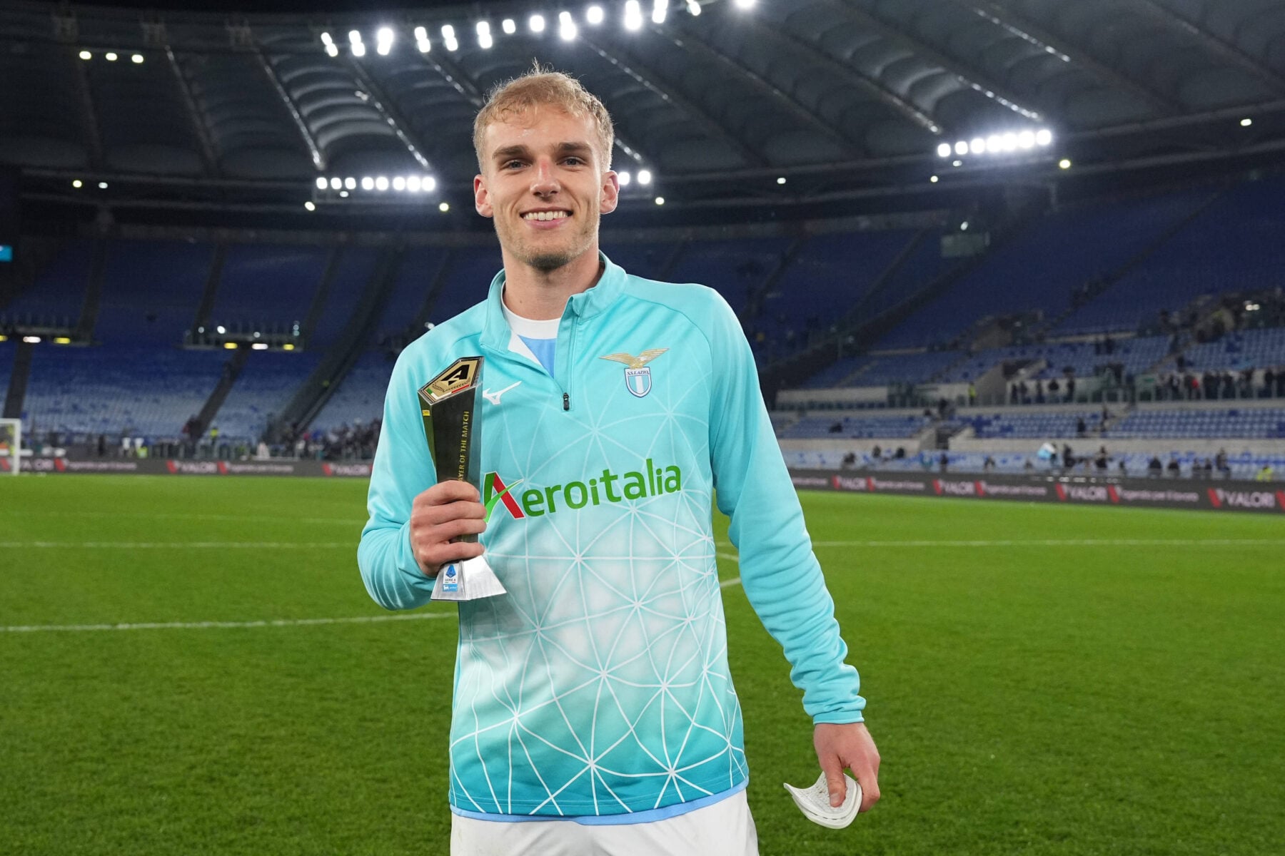 Gustav Isaksen ses her med pokalen, som han netop har fået overrakt. Danskeren blev kåret til kampens spiller, da Lazio fredag vandt med 3-2 over Genoa i Serie A. Foto: Alfredo Falcone/LaPresse/IMAGO