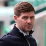 Arne Slot er færdig i Liverpool, hvorfor trænerjagten nu for alvor kan begynde. Det forholder klubikonet Steven Gerrard sig nu til.