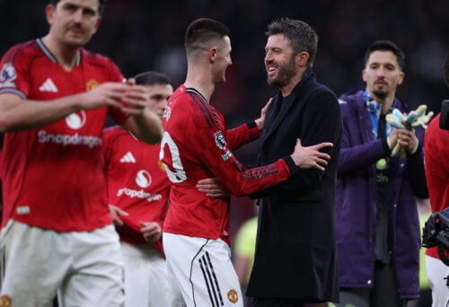 Manchester United sender tre spillere videre.