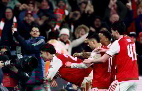 Arsenal har gang i en helt vild sæson, hvor klubben fra det nordlige London fortsat kan vinde fire trofæer. Nu får en stjerne hidsig kritik.