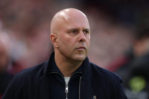 Arne Slot risikerer at få sparket.