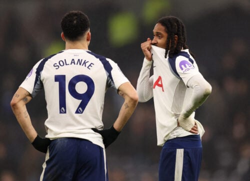 Tottenham har fyret Thomas Frank og skal nu have fundet en ny cheftræner hurtigst muligt. En legende siger nu ja tak til jobbet.