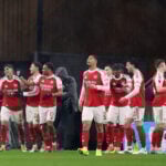 Arsenal stod bag et historisk pointtab på Molineux, da en sikker 2-0-føring mod Wolverhampton blev smidt i slutfasen.